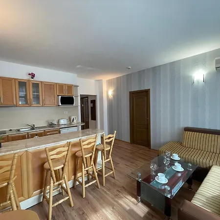 Grenada - By The Апартаменти *